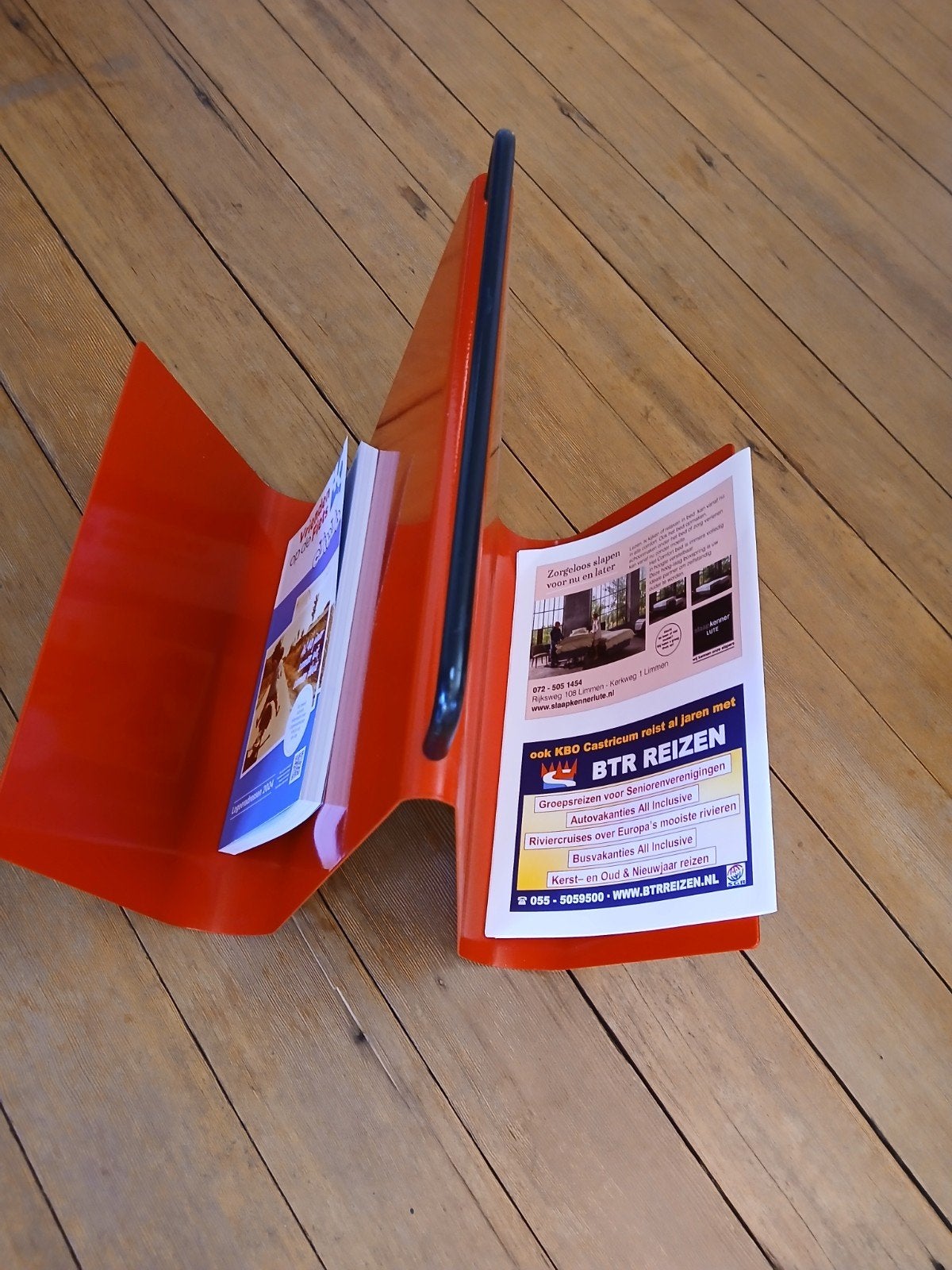 Design Lectuurbak. Kleur Ferrari rood met zwart hengsel, Ophalen, Zo goed als nieuw