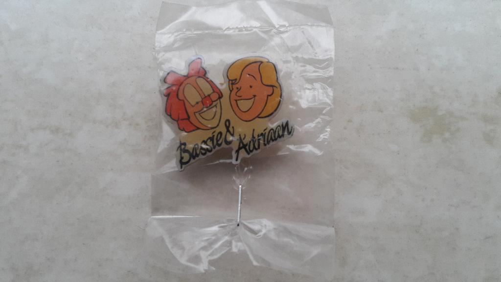 Bassie & Adriaan pin nieuw en ongebruikt, Verzamelen, Verzenden, Nieuw, Tv, Overige typen