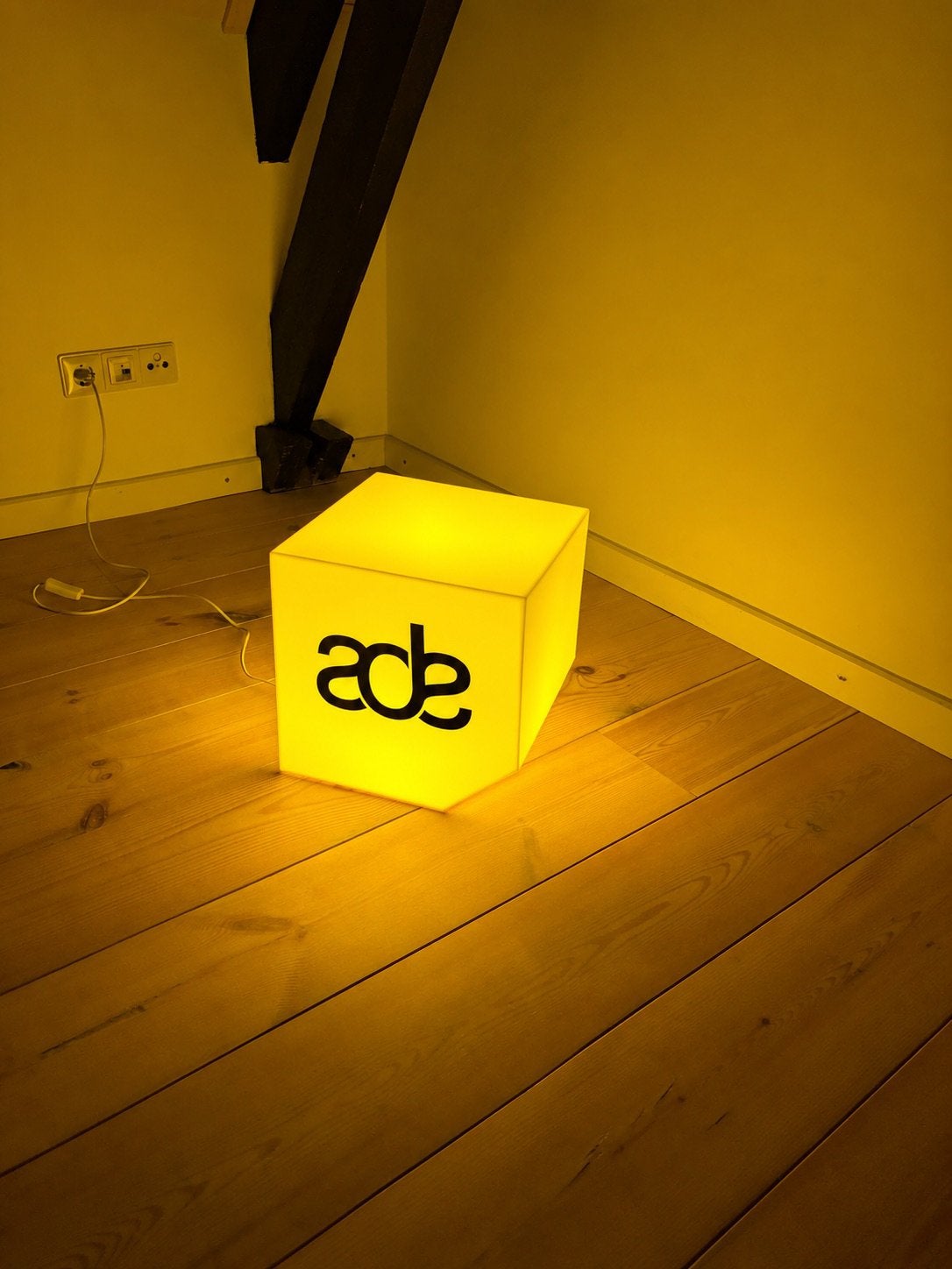 ADE lamp kubus blok, Huis en Inrichting, Handgemaakt, Kunststof, Nieuw, Geel