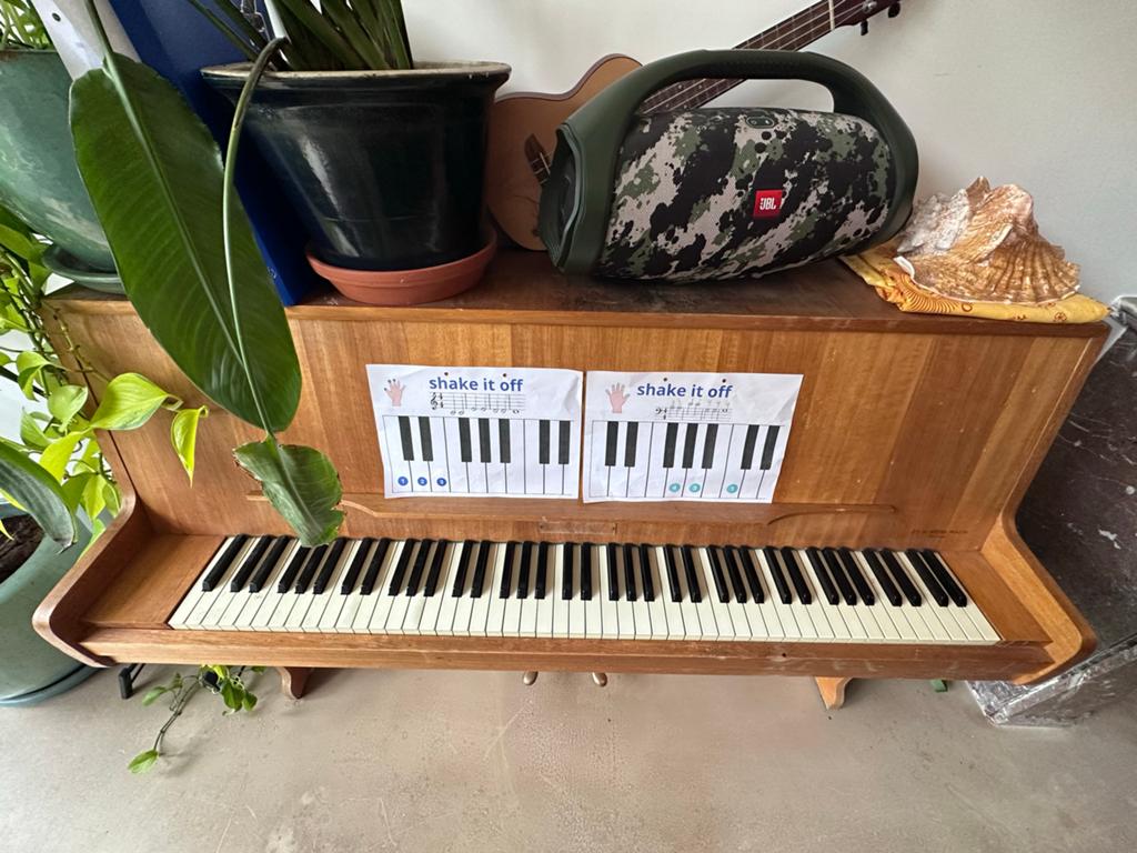 Compacte piano - 140x110x50 cm - heeft onderhoud nodig, Muziek en Instrumenten, Orgels, Ophalen of Verzenden, Zo goed als nieuw