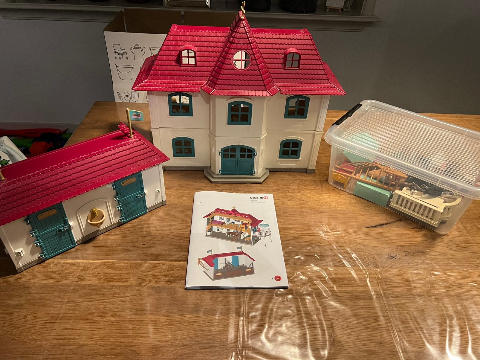 Schleich 42416 Horse Club groot huis + stal – COMPLEET, Ophalen, Zo goed als nieuw, Poppenhuis