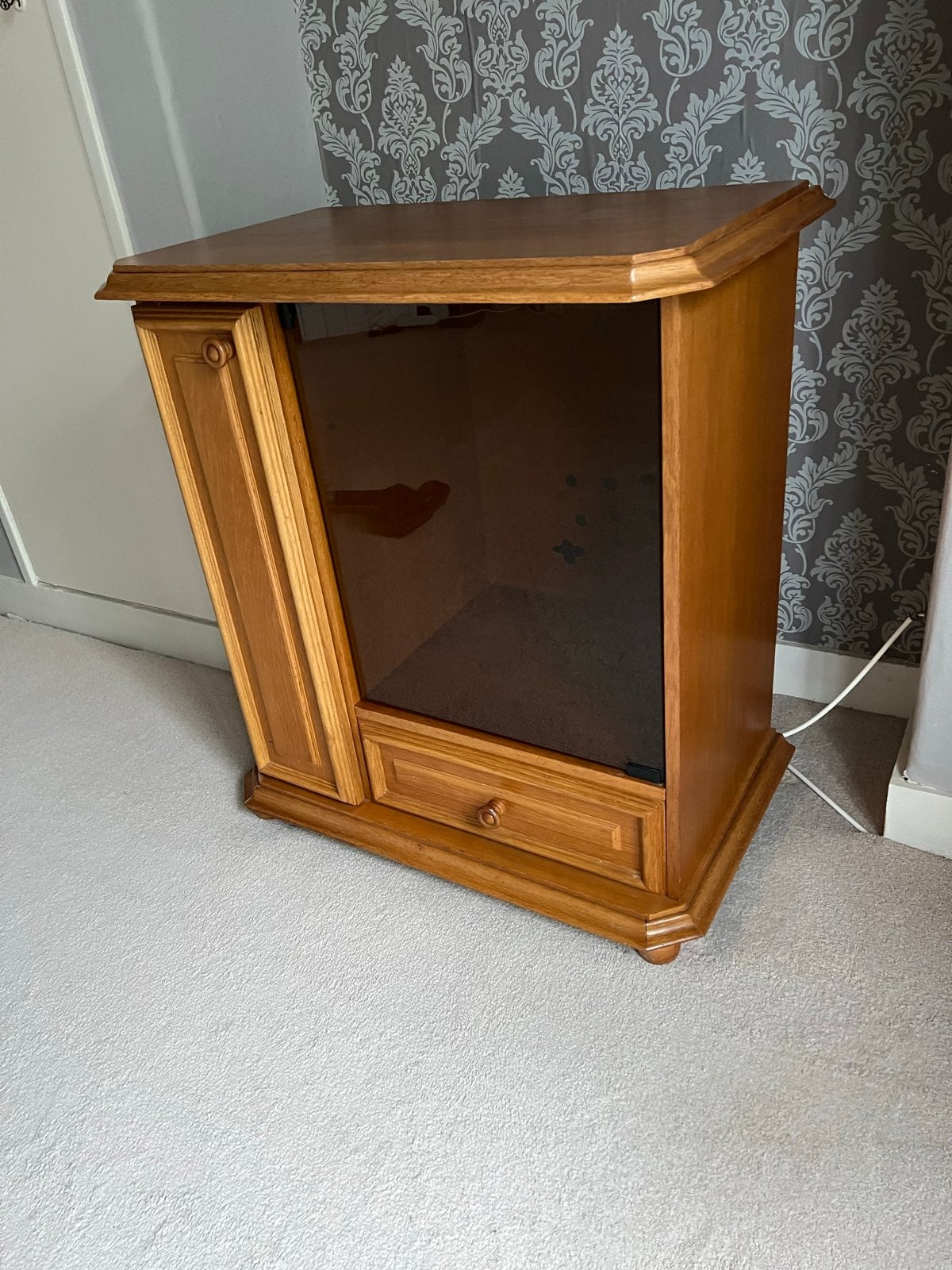 Houten TV/CD kastje met glazen deur en lade, Huis en Inrichting, Ophalen, Gebruikt, Minder dan 25 discs, Cd's