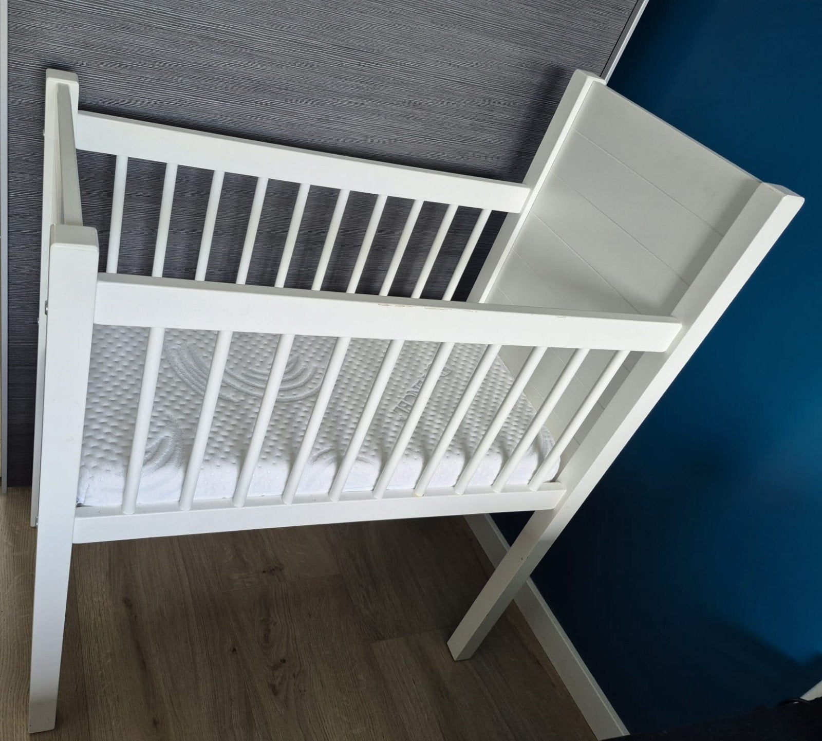 Witte wieg / Babybed met 2 matrassen, Ophalen, Gebruikt, Wieg