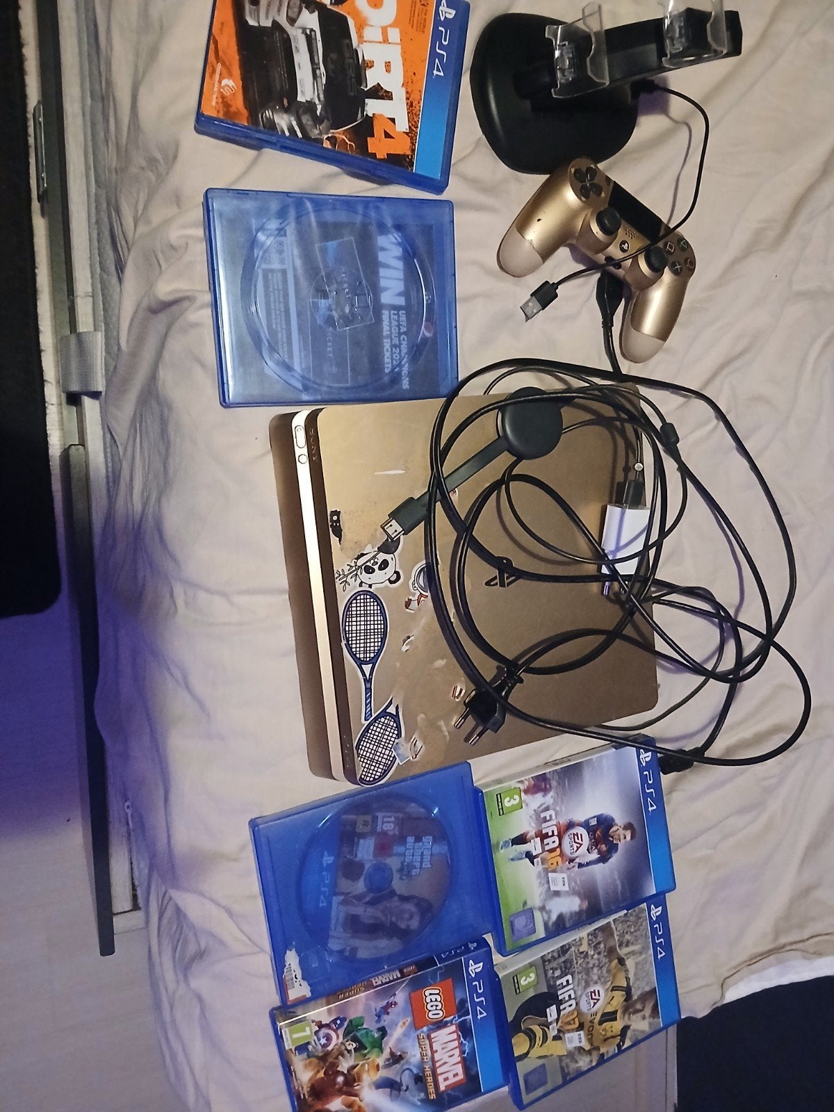 ps 4 met controler en oplader de ps 4 doet het nog goed, 1 speler, Ophalen, Role Playing Game (Rpg), Vanaf 3 jaar