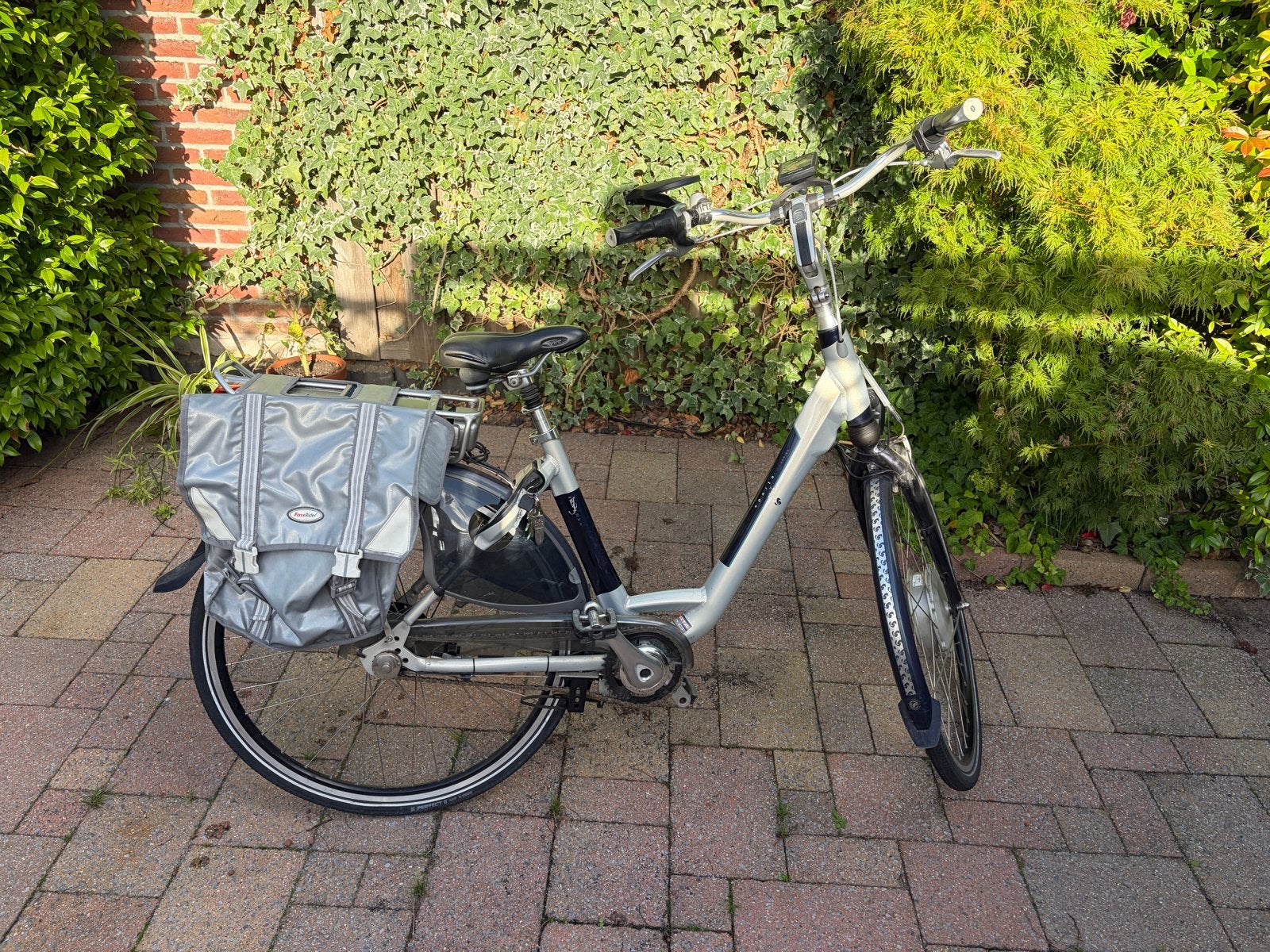 Elektrische Sparta fiets met fietstassen en oplader, Fietsen en Brommers, 51 tot 55 cm, Ophalen, Gebruikt, Sparta