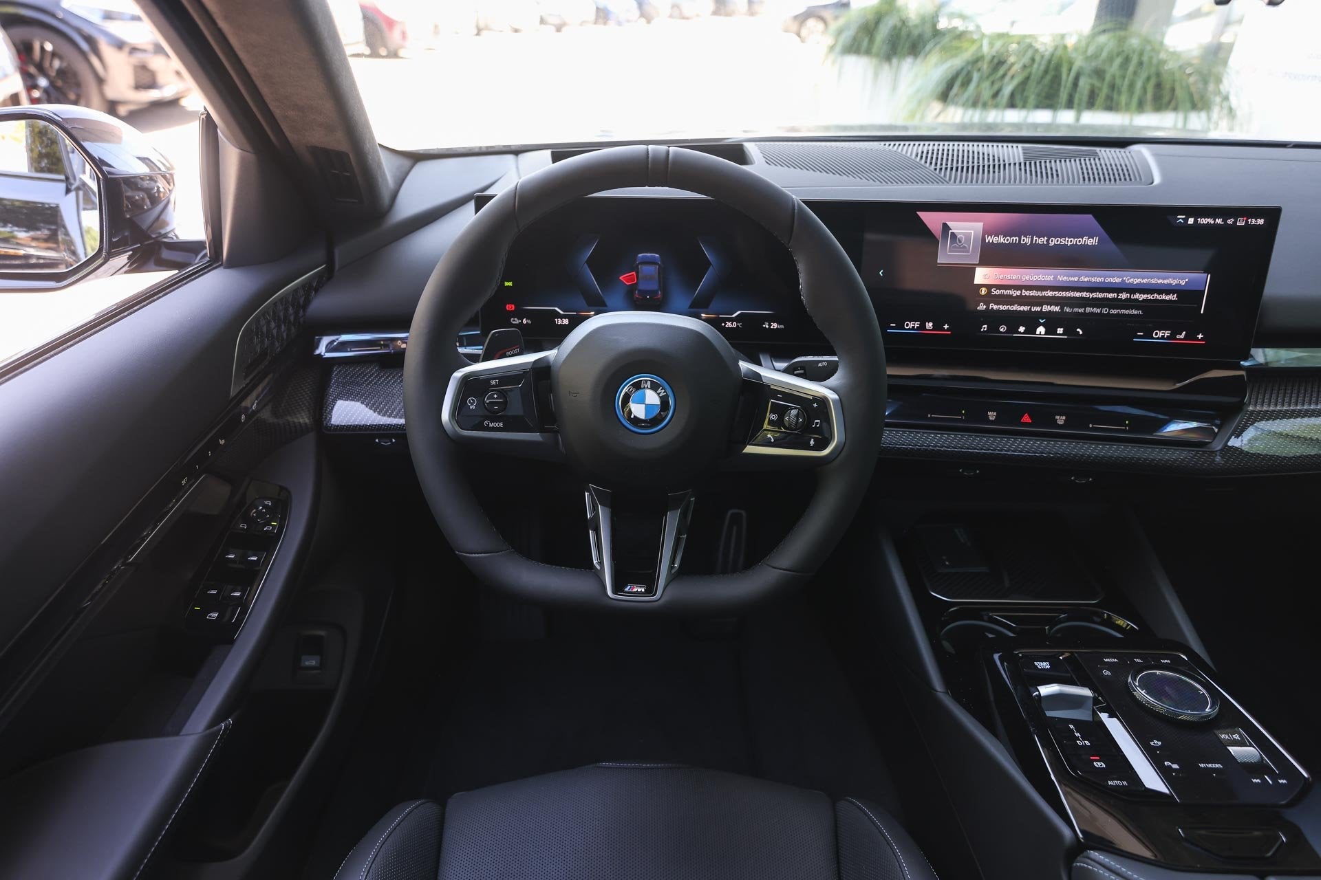 BMW i5 eDrive40 M Sport / Panoramadak / Adaptieve LED / Verw, Auto's, Automaat, 2095 kg, Achterwielaandrijving, Zwart