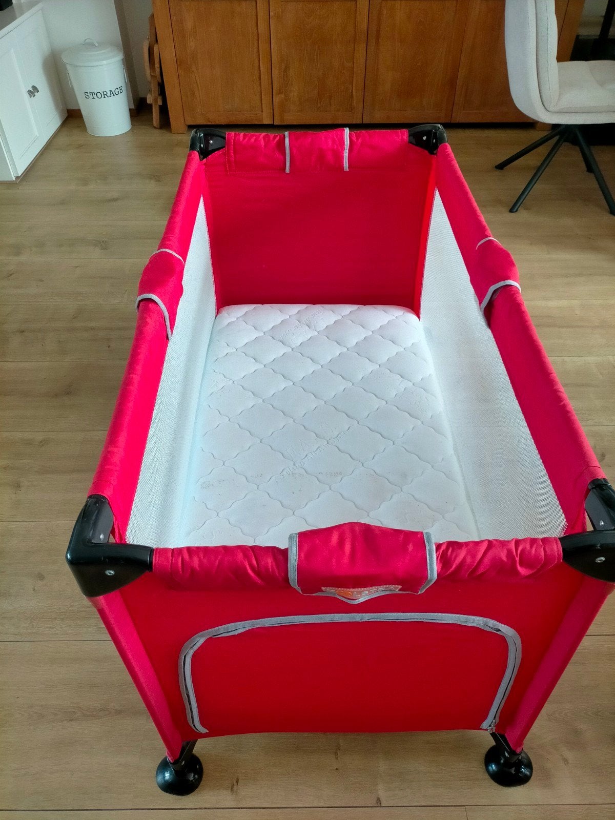 Rood opvouwbaar reisbedje met matras en draagtas, Ophalen, Reisbedje