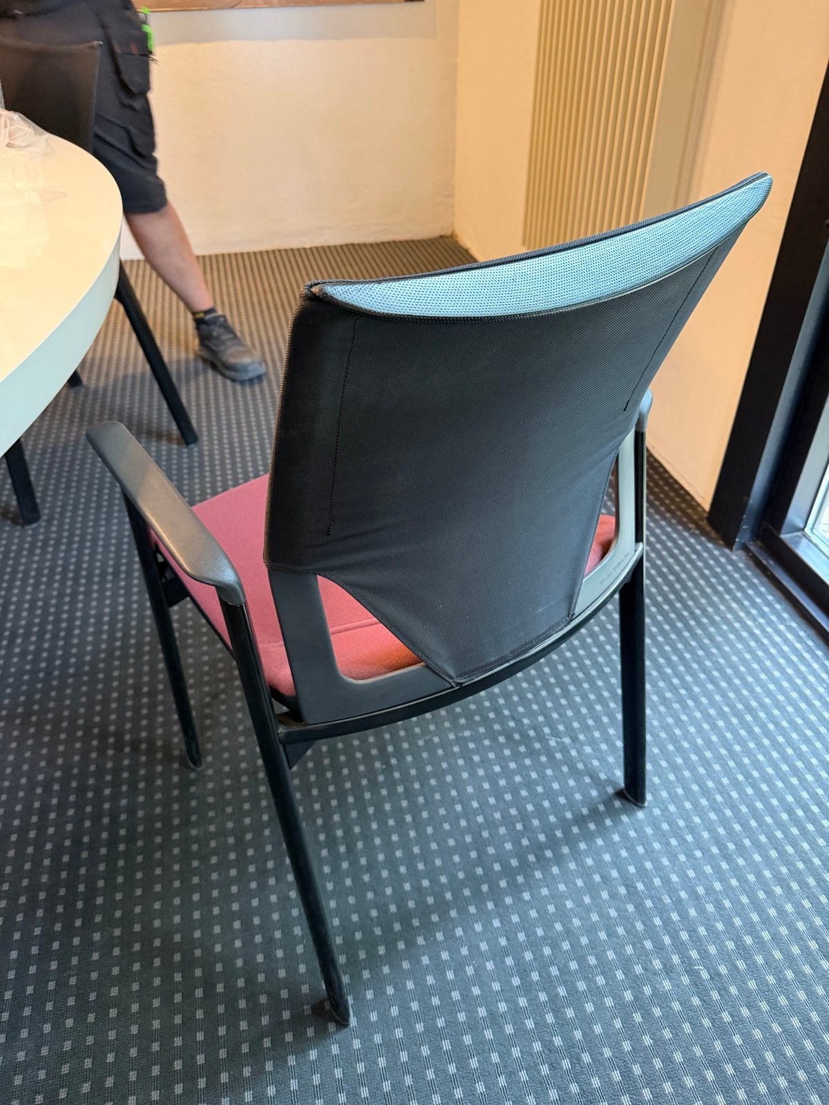 Comfortabele vergaderstoel met armleuningen (8 stuks), Ophalen, Gebruikt, Overige kleuren, Metaal
