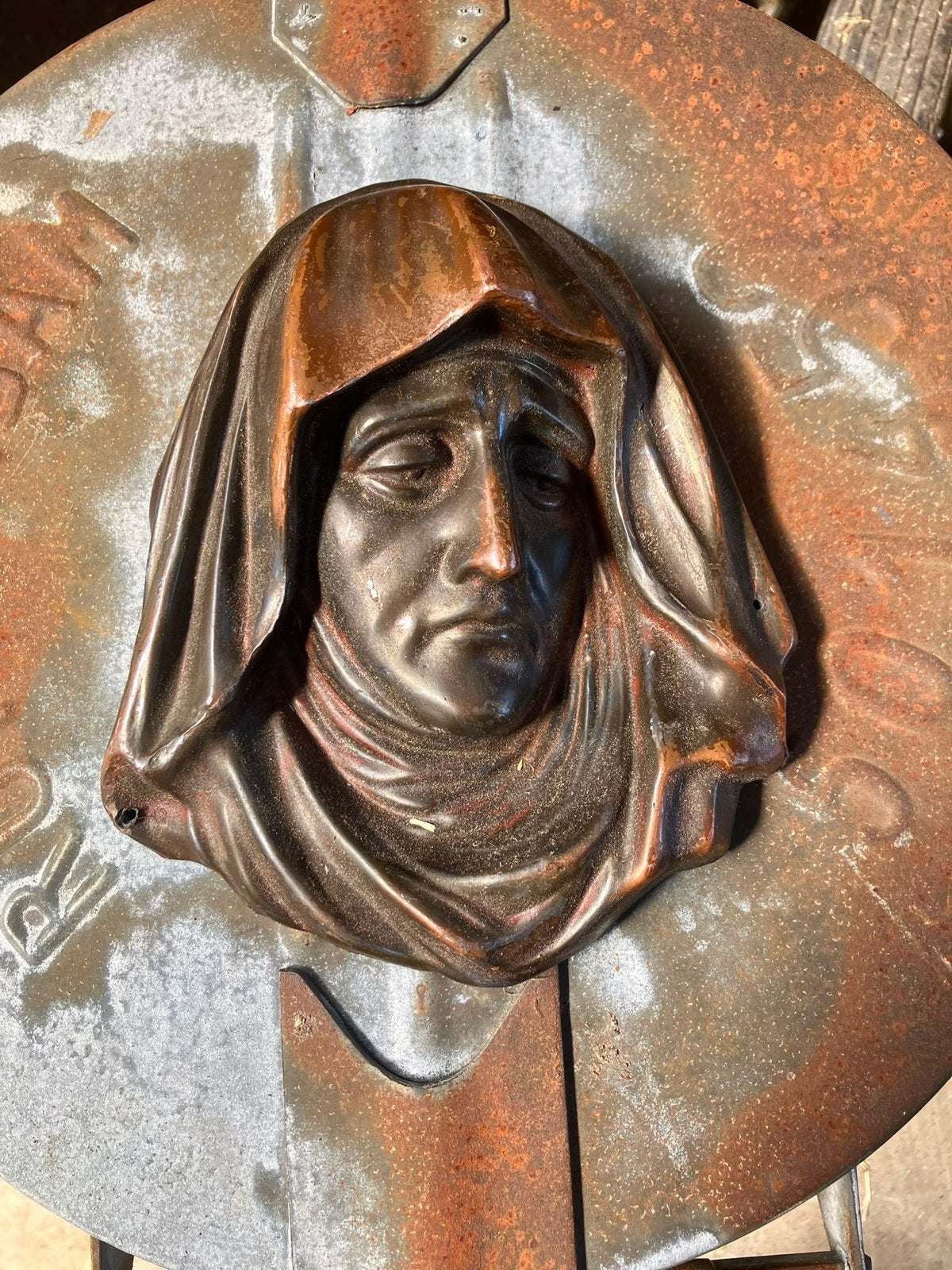 Antieke metalen buste van Maria, religieuze kunst, Buste, Ophalen of Verzenden, 20 - 50 cm, Bruin