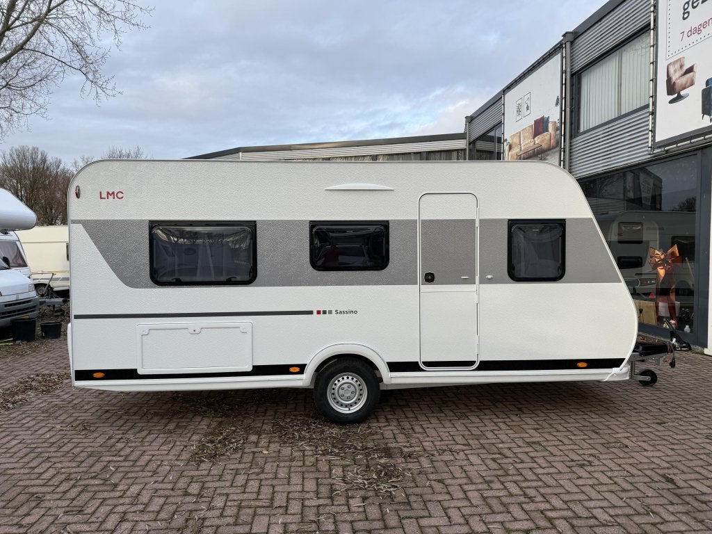 LMC Sassino 460, premium matrassen en 1360KG en mover, Caravans en Kamperen, Schokbreker, Bedrijf, Treinzit, 5 tot 6 meter