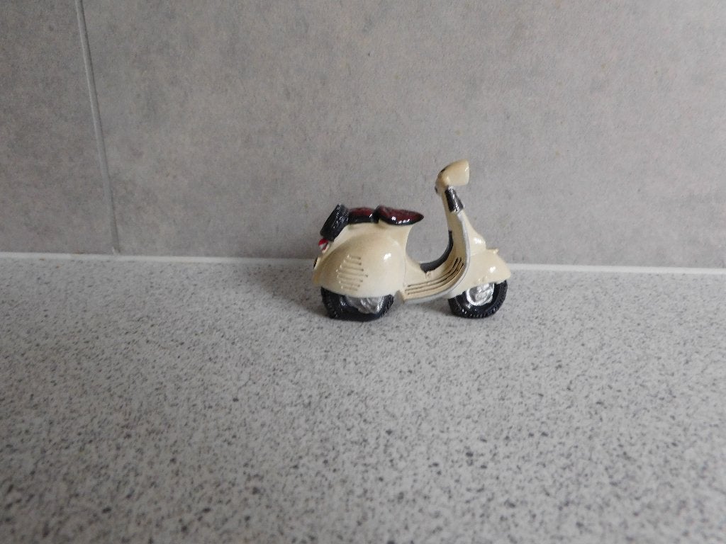 Scooter 5x6 cm. Handmade Keramiek Curiosa, Ophalen of Verzenden