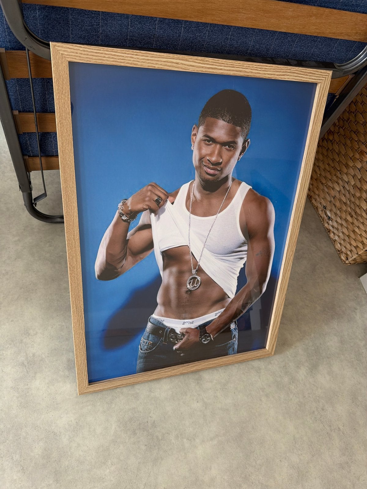 Usher Poster in Houten Lijst, 50 – 75, Ophalen of Verzenden, Zo goed als nieuw, Foto of Poster