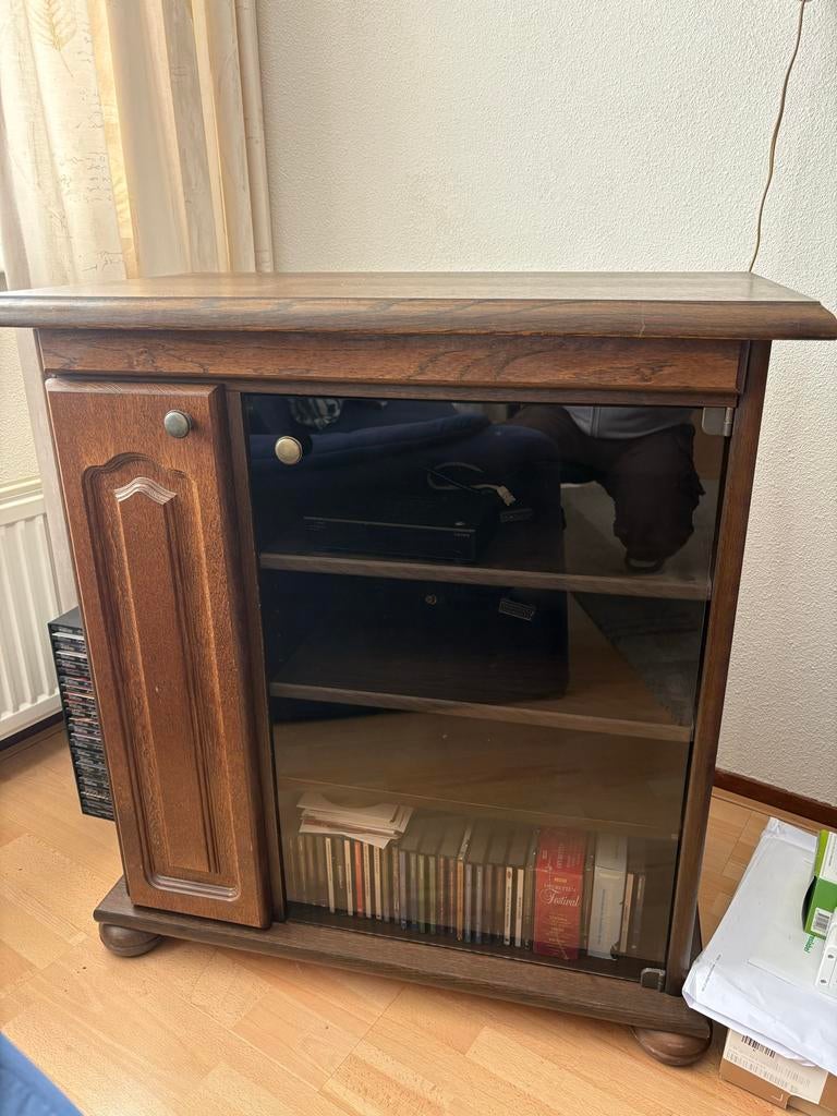 Houten TV- en CD-kast met glazen deur en draaiplateau, Huis en Inrichting, Ophalen, Gebruikt, 150 discs of meer, Cd's