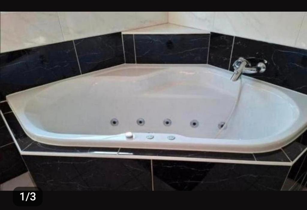 Schavis Jacuzzi Bubbelbad - Hoekmodel, Ophalen of Verzenden, Gebruikt, Bad