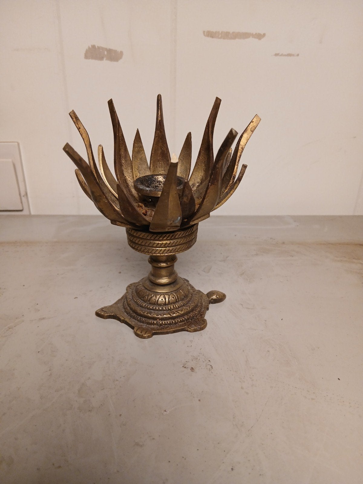 Antieke kandelaar 12 cm hoog, messing, lotus/schildpad, Ophalen of Verzenden, Koper of Brons