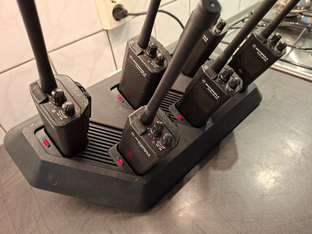 MOTOROLA PORTOFOONSET MET NIEUWE ACCU EN ANTENNE!!!, Ophalen of Verzenden, Zo goed als nieuw, Portofoon of Walkie-talkie, Met broekklem