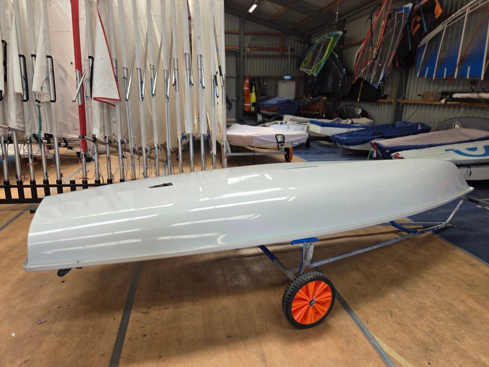! Zeer mooie en complete ILCA7 (Laser) wedstrijdboot !, Ophalen, Gebruikt, Inclusief trailer