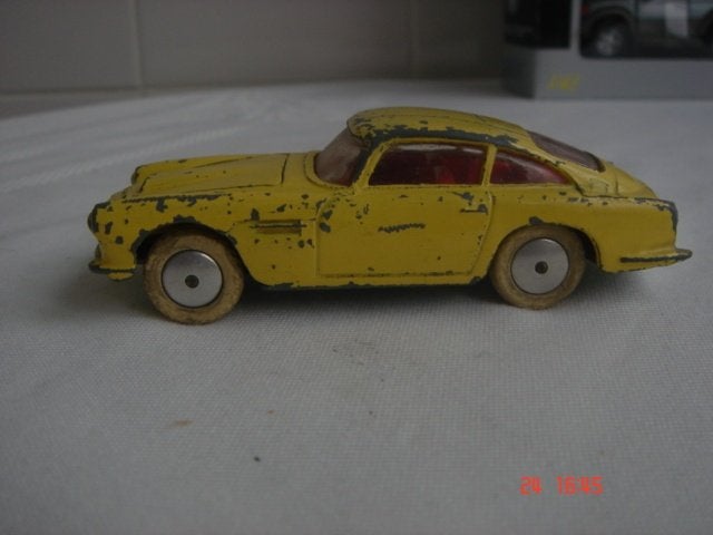 CORGI TOYS JAGUAR E TYPE 2+2 1969 / AUSTIN MARTIN DB 4, Ophalen of Verzenden, Gebruikt, Auto, Corgi