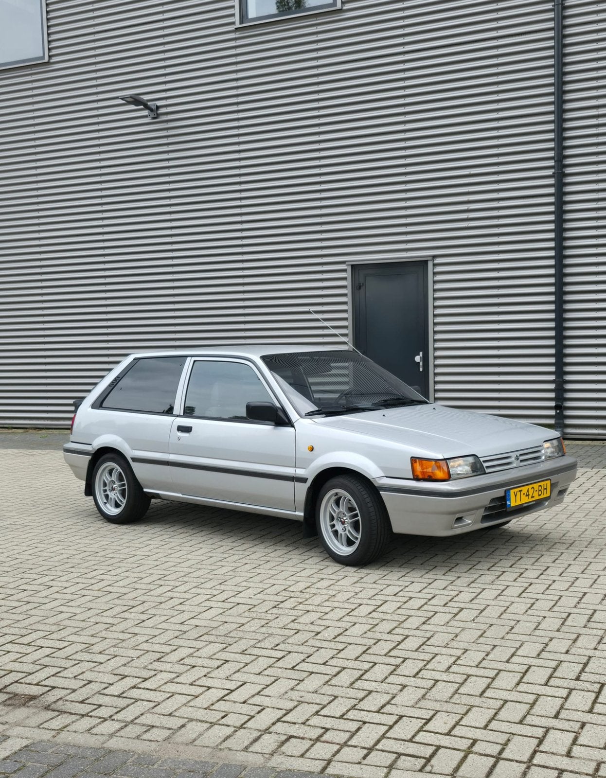 Nissan Sunny 1.4 N13 1990 Grijs, Auto's, Voorwielaandrijving, 74 pk, 4 cilinders, 400 kg
