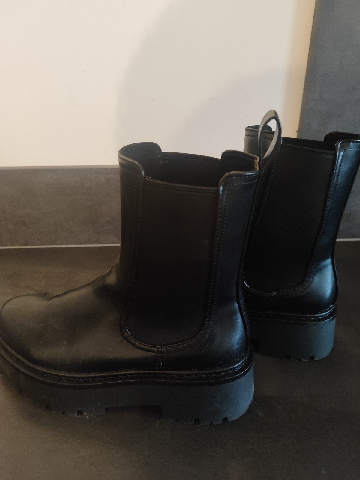 Zwarte H&M Boots met dikke zool (nº 40 EU), Ophalen of Verzenden, Zo goed als nieuw, Zwart, Lage of Enkellaarzen