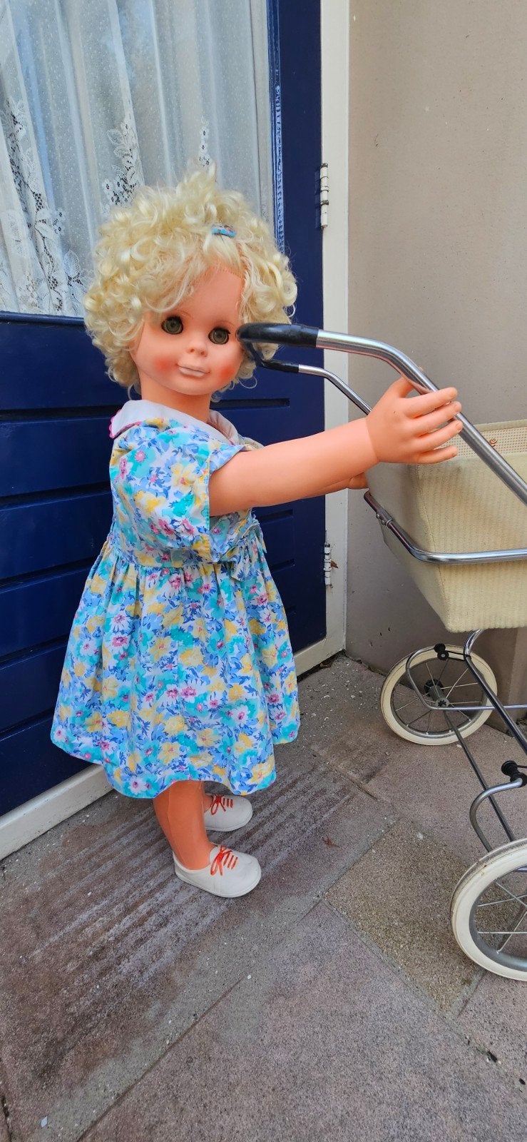 pop groot mooi met leuke vrolijke nette kleding &poppenwagen, Ophalen, Zo goed als nieuw, Pop