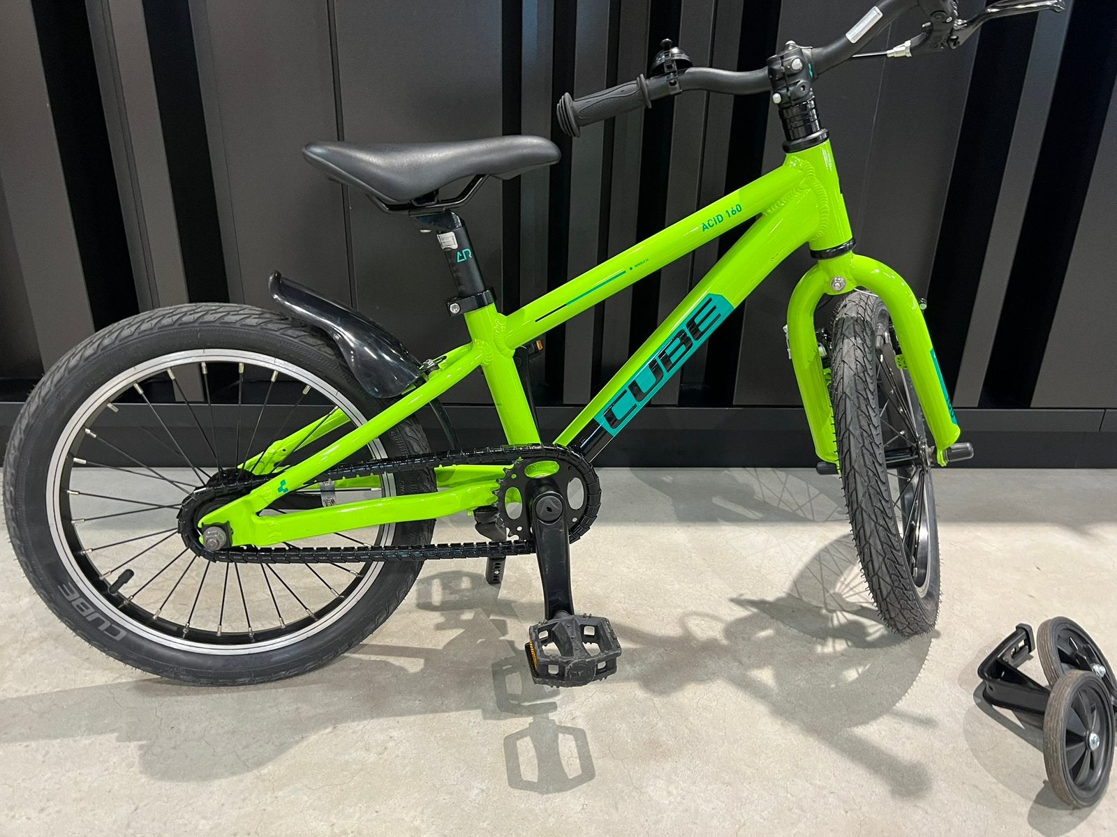 Zeer mooie Cube Acid160, Ophalen, 16 tot 20 inch, Velgrem, V-brakes