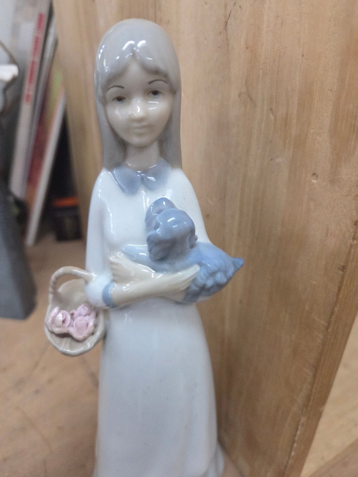 Vintage Porseleinen Beeldje Meisje met Vogel en Mandje, Ophalen of Verzenden