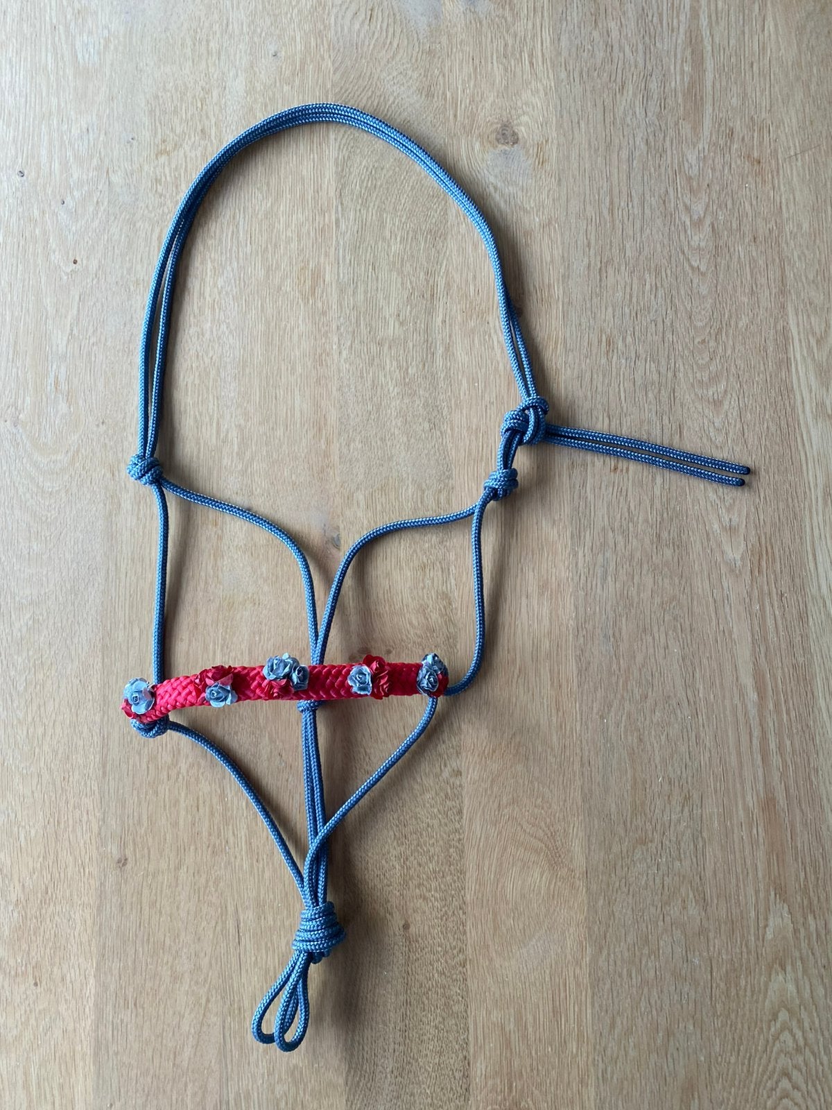 Nieuw: bloemen touwhalster maat full. Donkergrijs rood, Handgemaakt, Recreatie, Nieuw, Ophalen of Verzenden