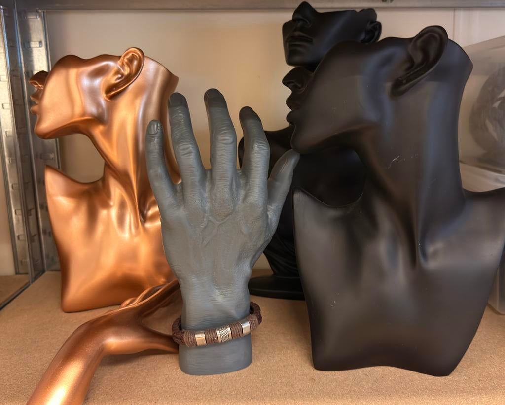 Stijlvolle Mannequin Hand voor Sieradenpresentatie, Ophalen of Verzenden, Gebruikt, Grijs, Kunststof of Plastic