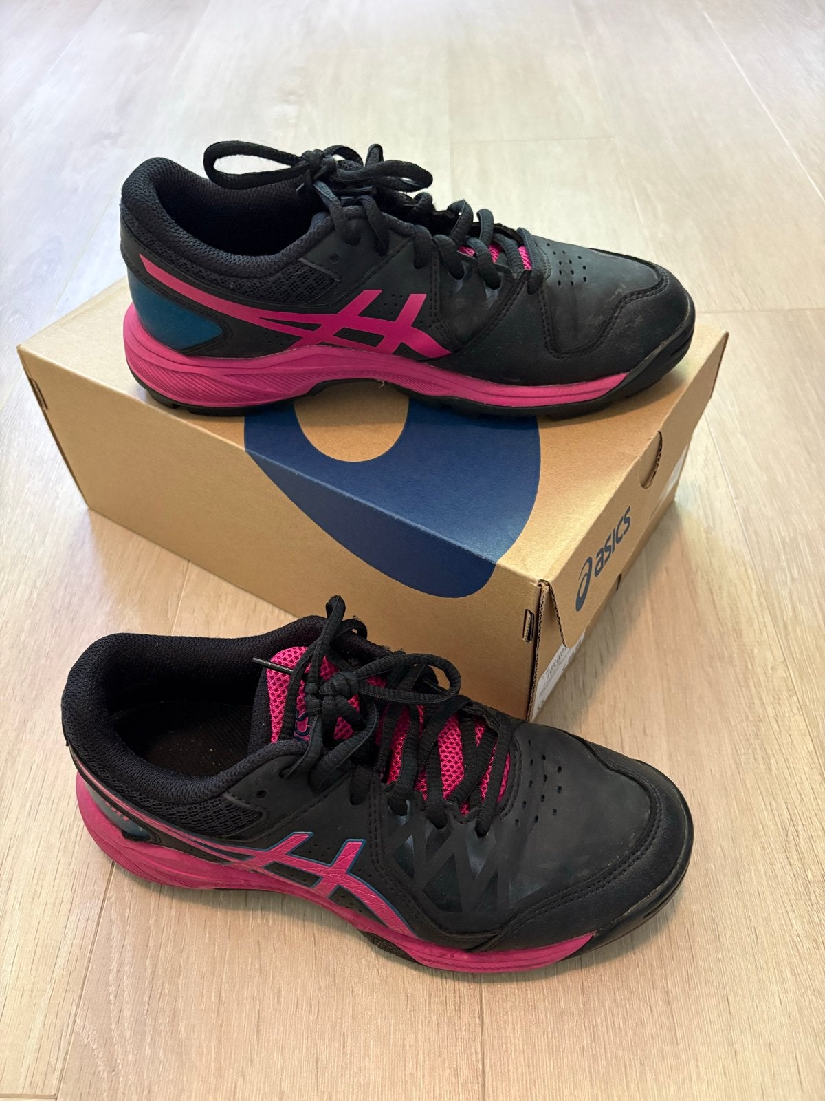 Mooie roze zwarte asics hockey schoenen maat 35,5, Sport en Fitness, Hockey, Ophalen of Verzenden, Zo goed als nieuw, Schoenen