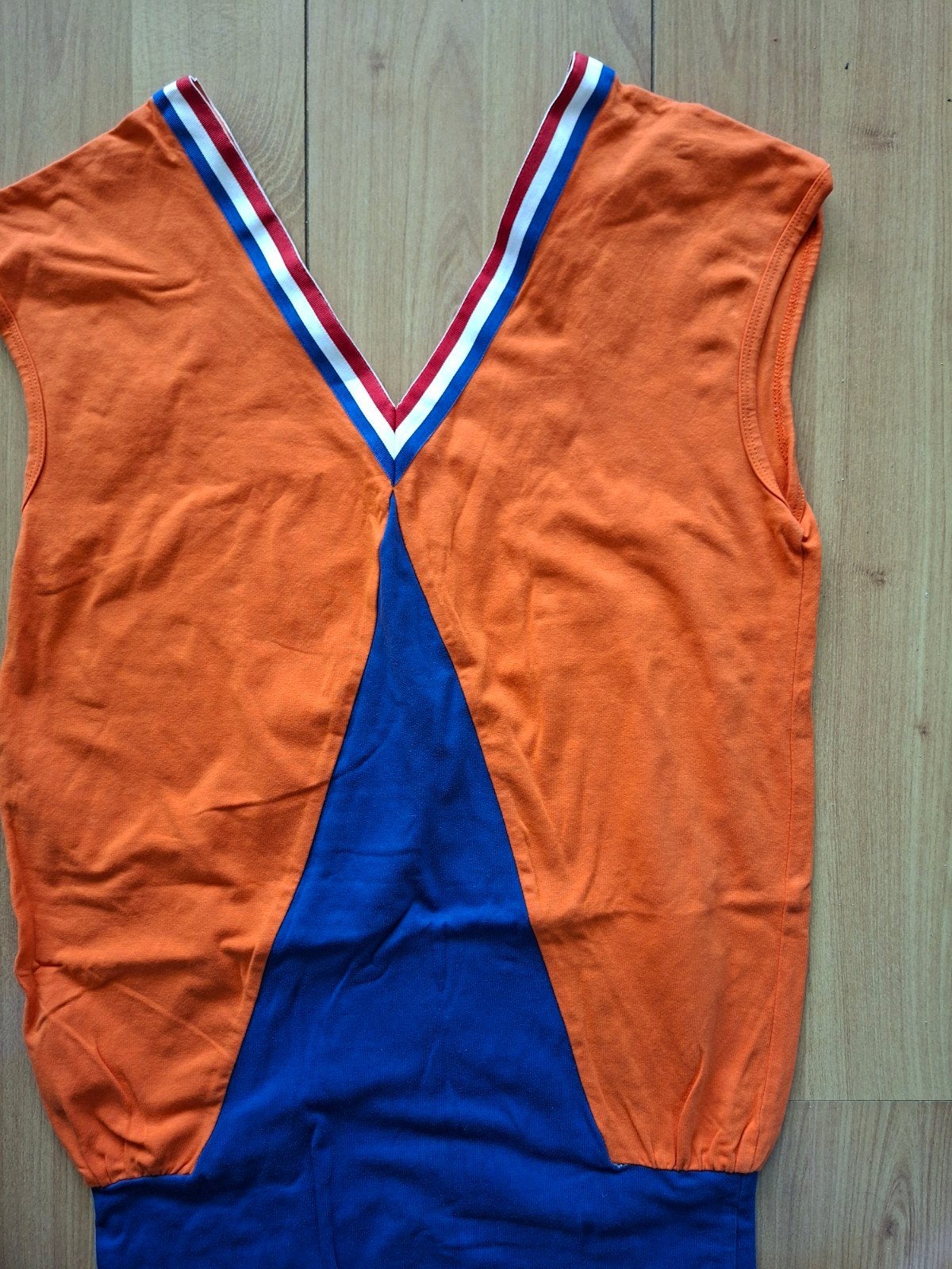 Vintage Oranje/Blauwe Jurk Maat M - Klaar voor het voetbal!, Kleding | Dames, Jurken, Gedragen, Maat 38/40 (M), Oranje, Boven de knie