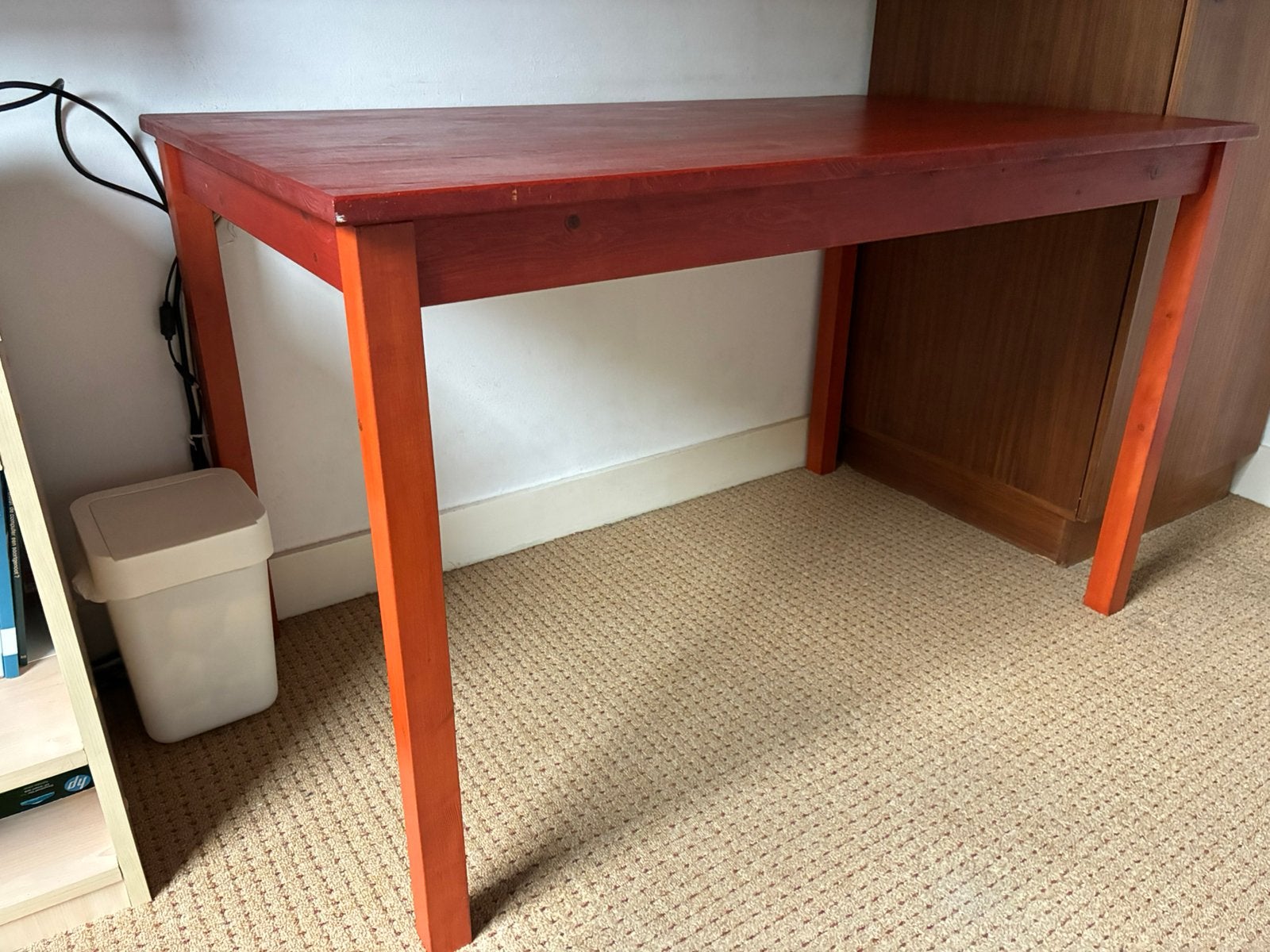 Grenen tafel rood gebeitst, Huis en Inrichting, Bureaus, Ophalen, Gebruikt, Rood