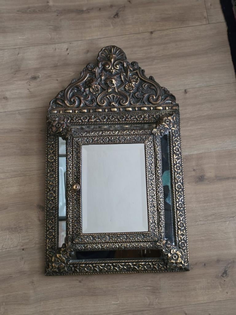 Antiek borstelkastje met spiegel en borstels, koperbeslag., Antiek en Kunst, Ophalen of Verzenden, Minder dan 50 cm