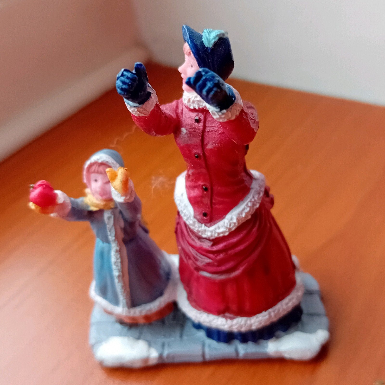 Lemax moeder en dochter, Lemax figuur Kerstdorp, Diversen, Ophalen of Verzenden, Zo goed als nieuw