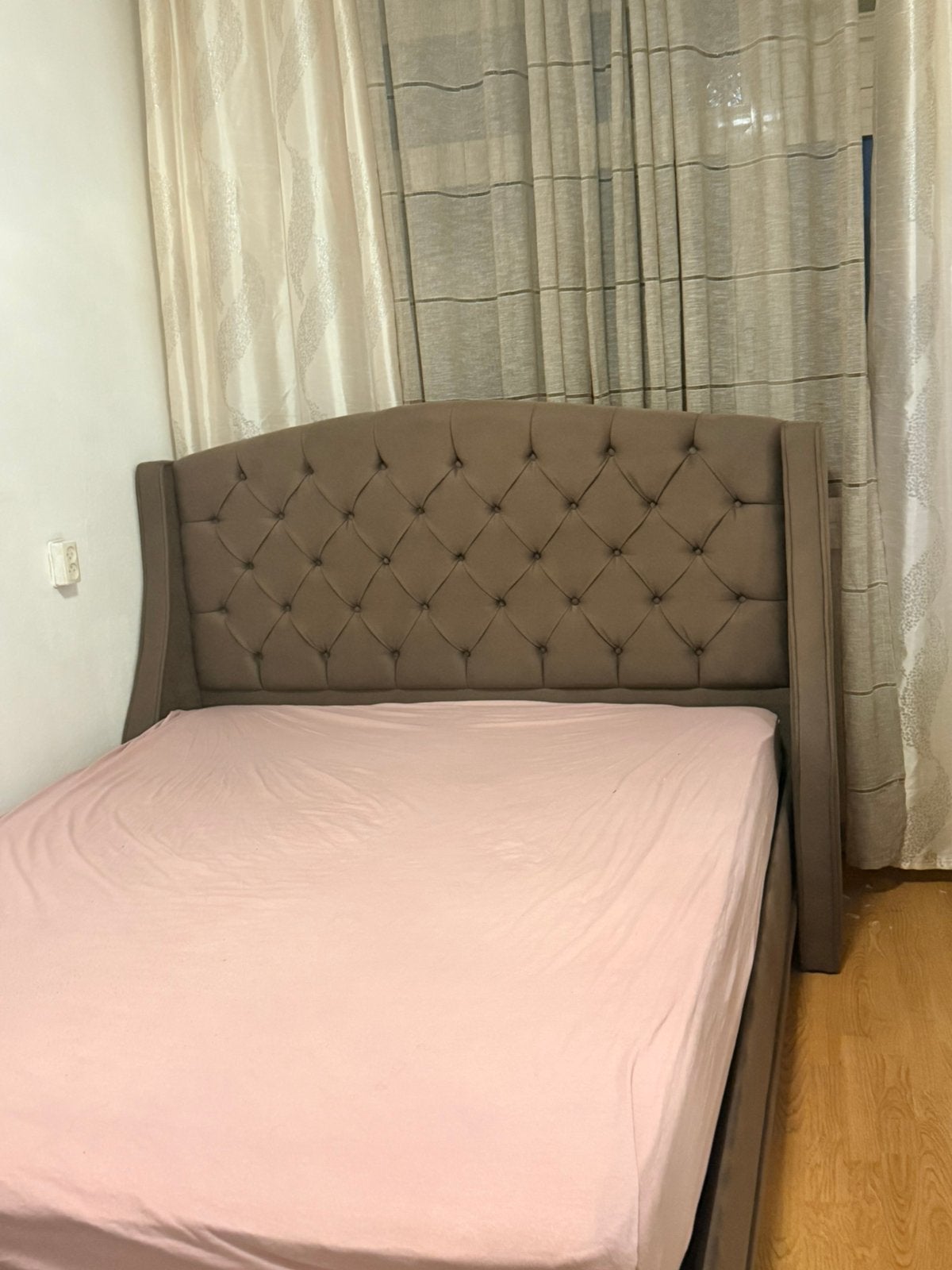 Mooie bed brouwne kleur, Ophalen, Zo goed als nieuw, Eenpersoons, 90 cm