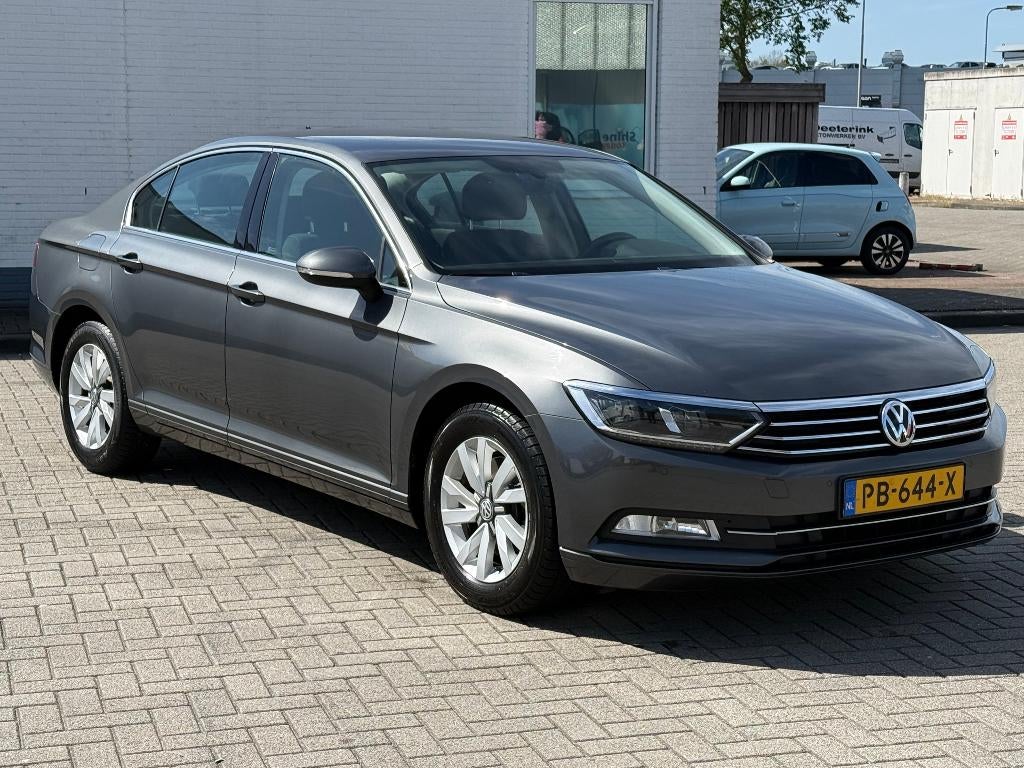 NEW MODEL VW PASSAT 1.6 TDI HANBAK NAVi/CRUiSE/PDC/MFS/NAP!, Voorwielaandrijving, Stof, 4 cilinders, Origineel Nederlands