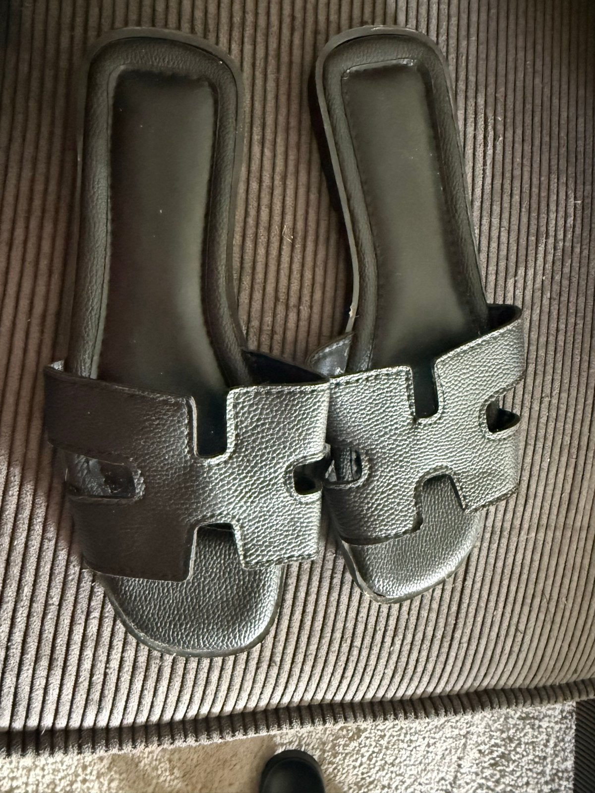 Zwarte slippers met Hermes-achtig design, maat 40, Ophalen of Verzenden, Gedragen, Zwart, Slippers