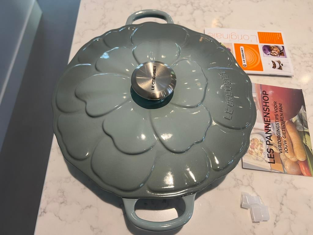 Nieuwe Le Creuset Petal Campagnard Sea Salt 26 cm, Gietijzer, Nieuw, Ophalen of Verzenden, Keramische plaat