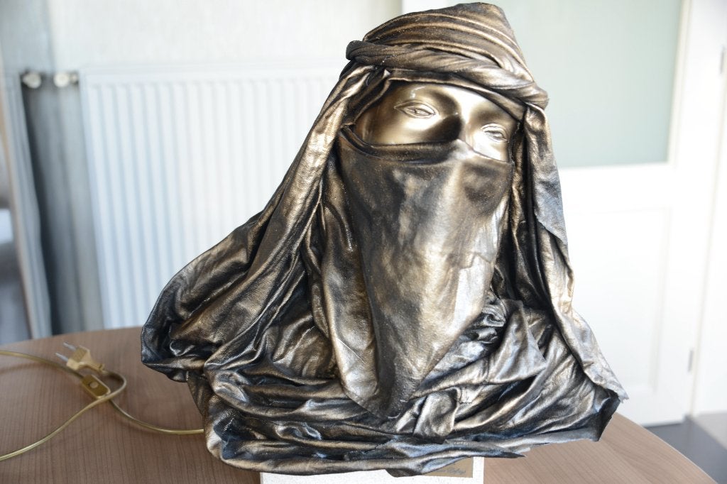Gesigneerd beeld van gesluierde vrouw. Christian Defays., Ophalen of Verzenden, 20 - 50 cm, Overige materialen, Beeld