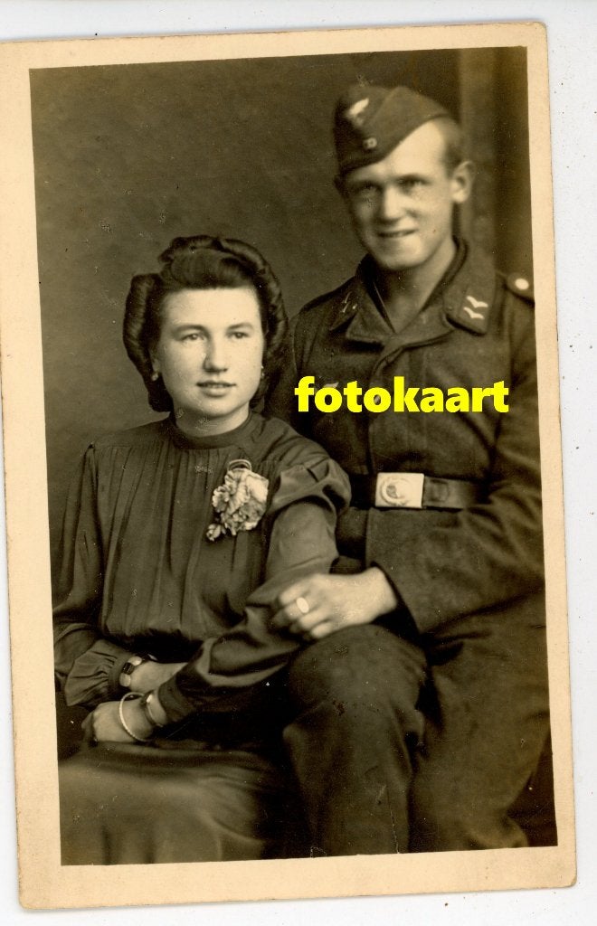P74; Mooie fotokaart van een knap stelletje, Verzamelen, Ophalen of Verzenden, Luchtmacht, Duitsland, Foto of Poster
