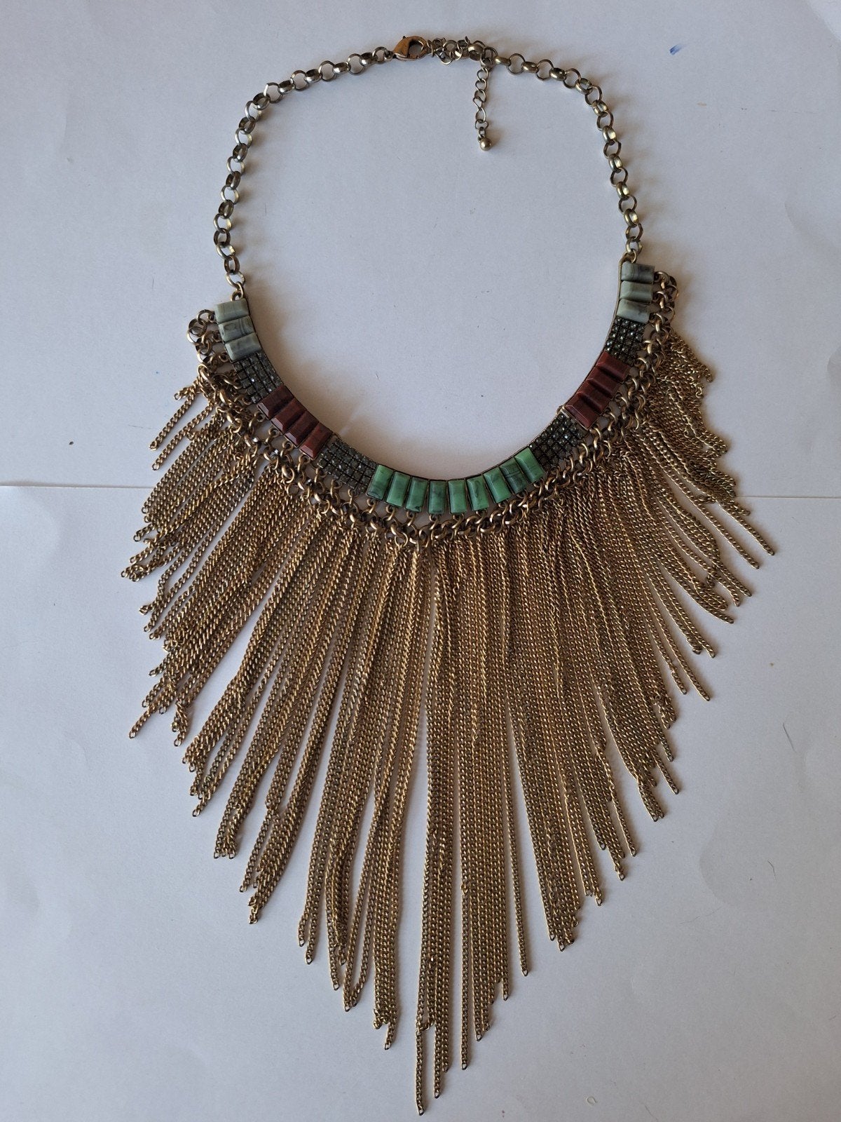 Goudkleurig collier merk TOSH met kwastjes en steentjes., Overige materialen, Ophalen of Verzenden, Goud, Verstelbaar