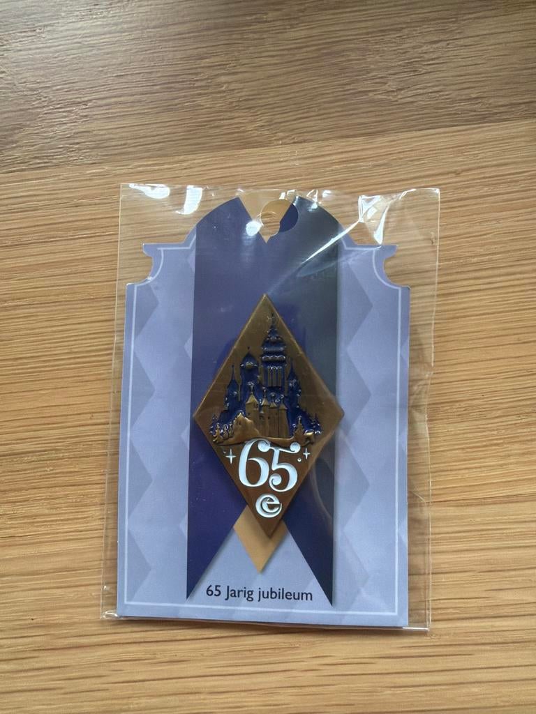 Efteling Symbolica 65 jaar jubileum pin, Verzamelen, Efteling, Verzenden, Nieuw, Button of Speldje
