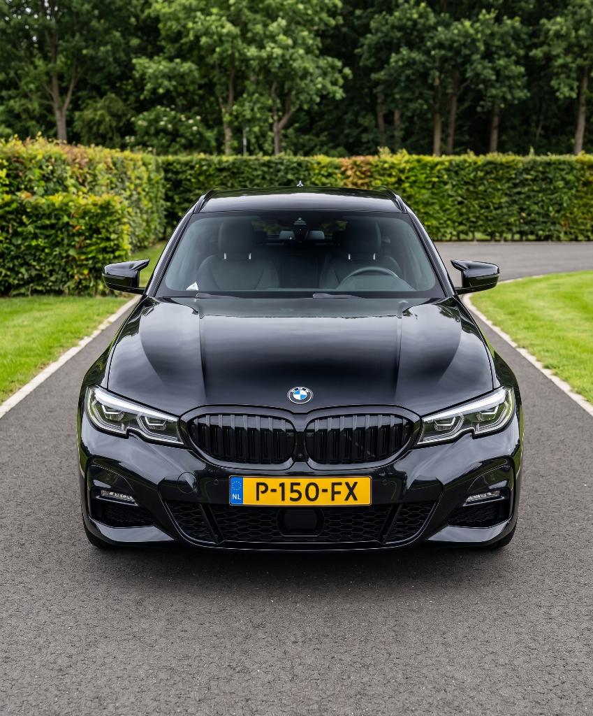 BMW 3 touring 318i 156pk Aut 2022 Zwart Met BMW Garantie, Auto's, BMW, Automaat, 1998 cc, Zwart, Stationwagon