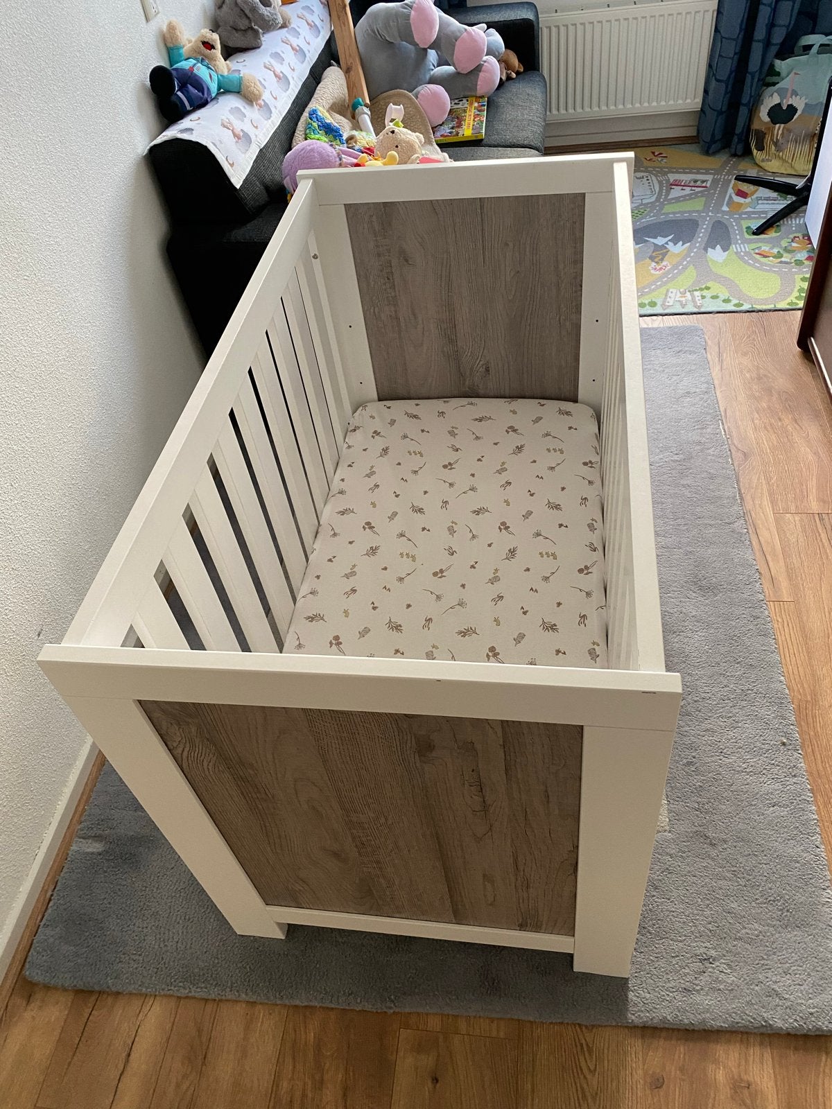 Wit ledikant met houtlook details en matras. 120x60, Ophalen, Gebruikt, Ledikant
