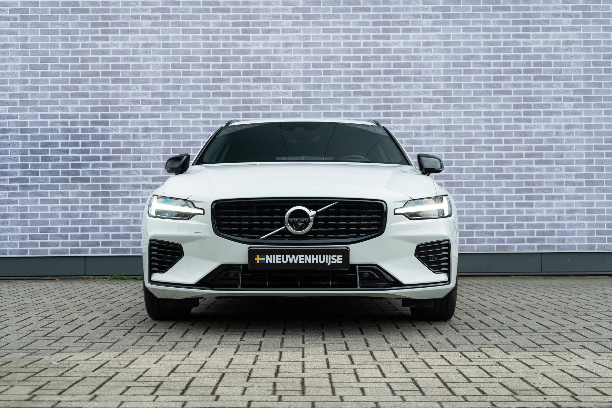 Foto 13 van Volvo V60 2.0 T6 Recharge AWD R-Design | Trekhaak | Adaptiev