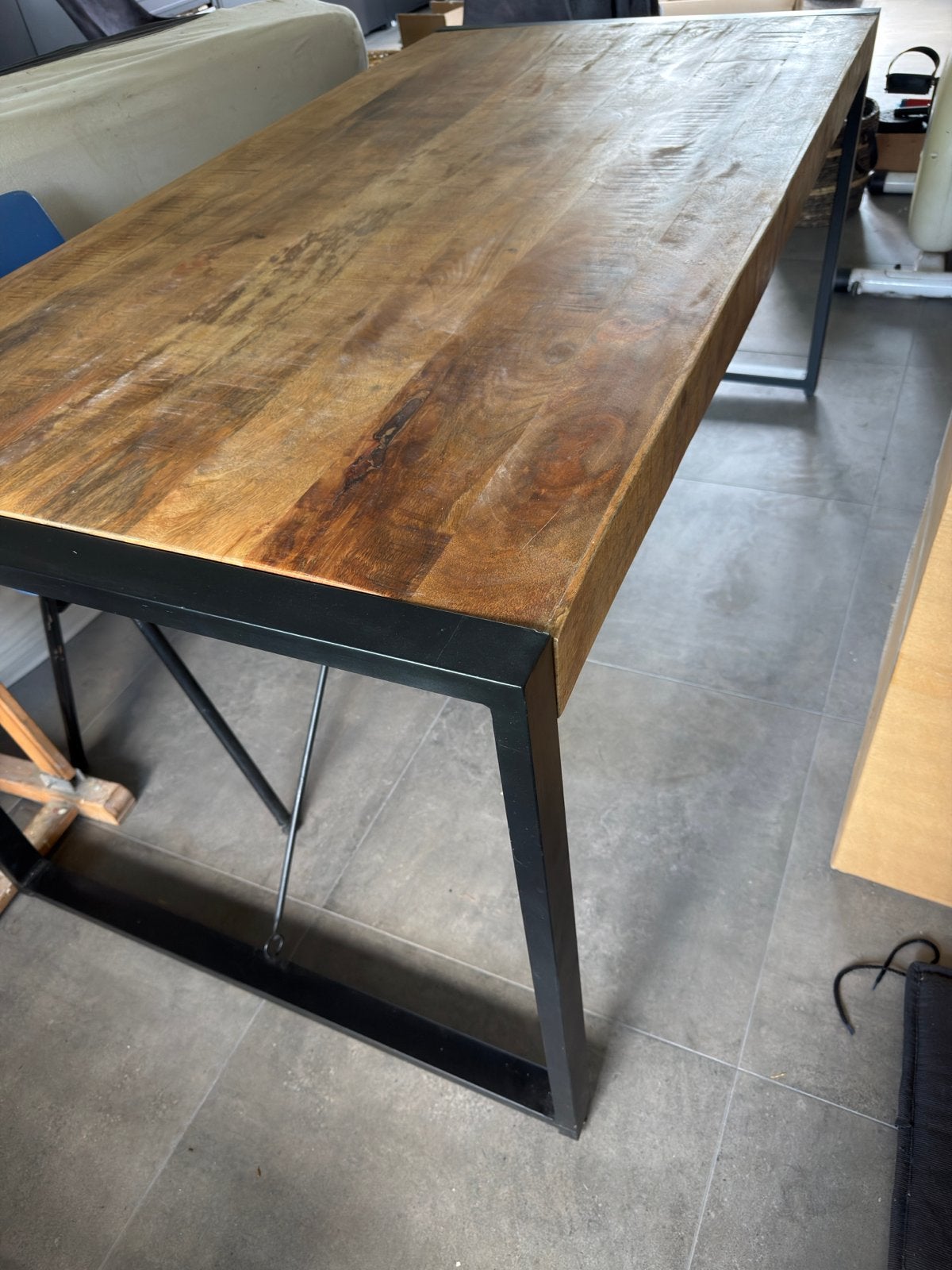 Robuuste eettafel van mangohout met metalen onderstel, Huis en Inrichting, Gebruikt, 150 tot 200 cm, Vier personen, Rechthoekig