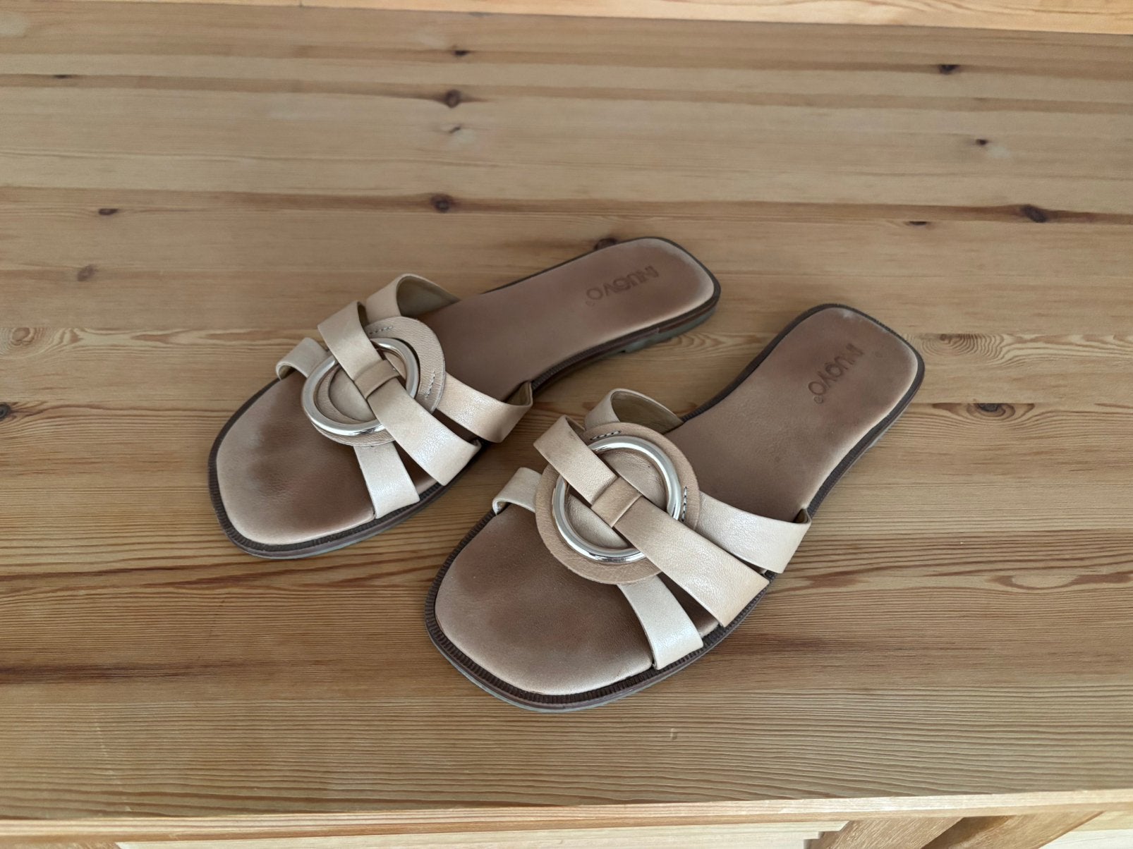 Slippers Inuovo, Kleding | Dames, Schoenen, Slippers, Beige, Ophalen of Verzenden, Gedragen