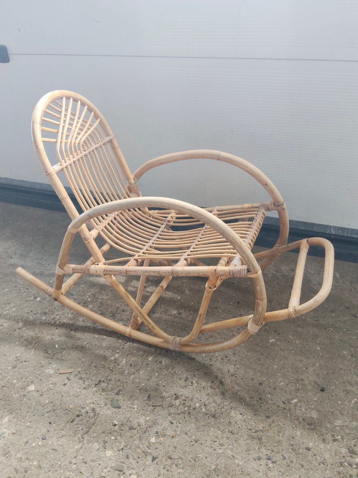 Rotan schommelstoel, zithoogte 30cm, breedte 30cm, Onbekend@voorbeeld.com, Onbekend, Ophalen of Verzenden, Onbekend