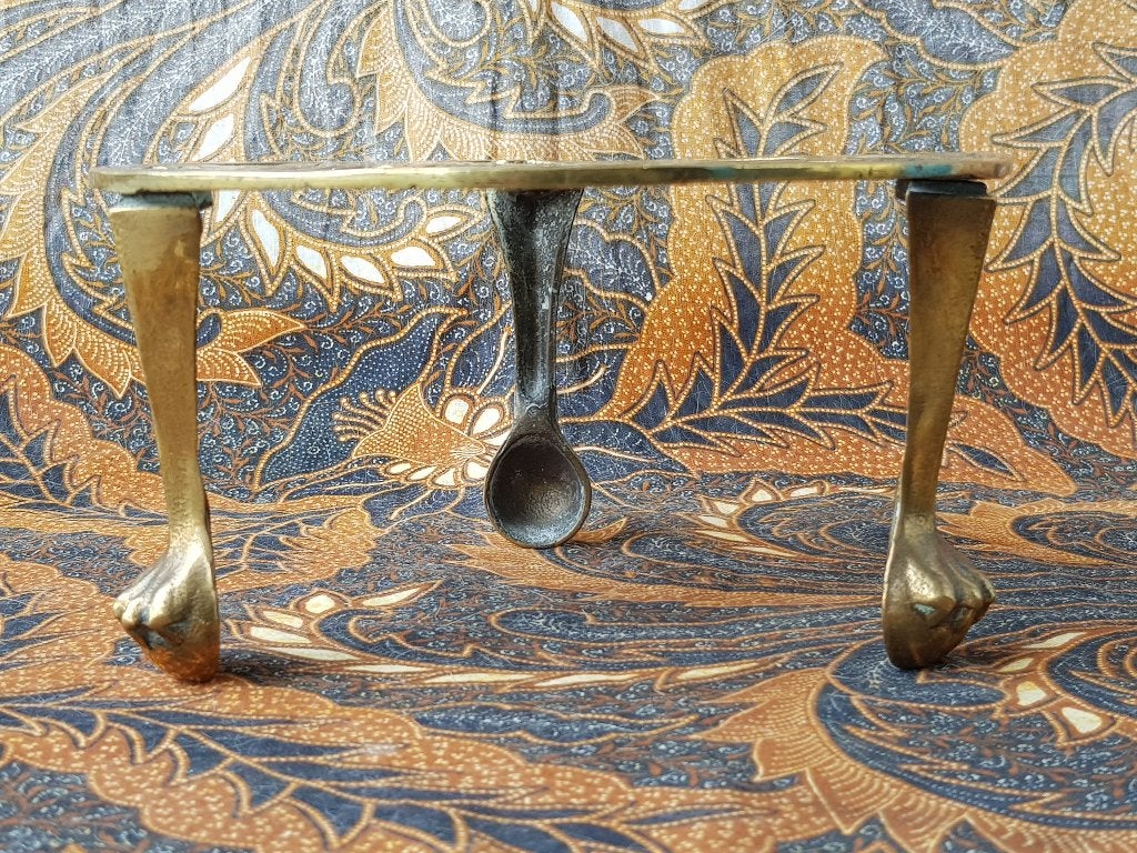 Mooie antieke onderzetter uit Engeland met een leeuw 19 cm.