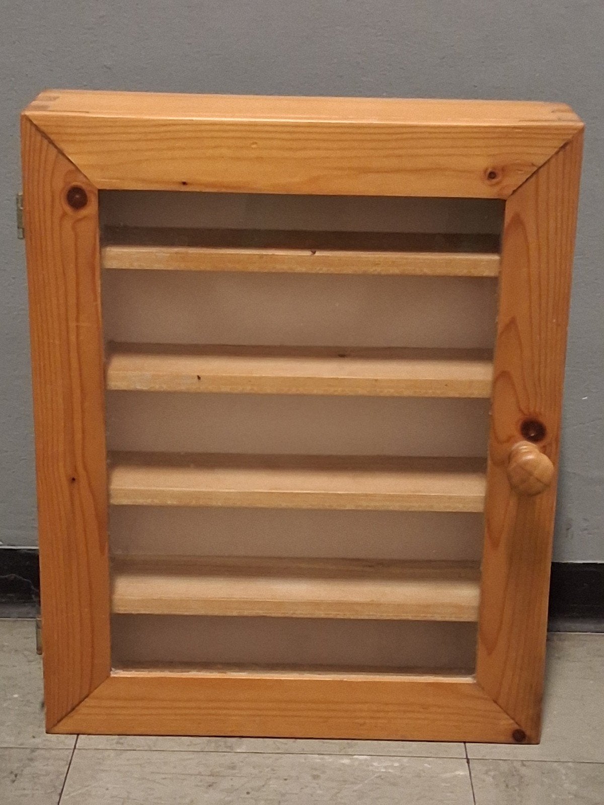 kastje voor snuisterijen, plankjes en glas in deur, Antiek en Kunst, Ophalen of Verzenden